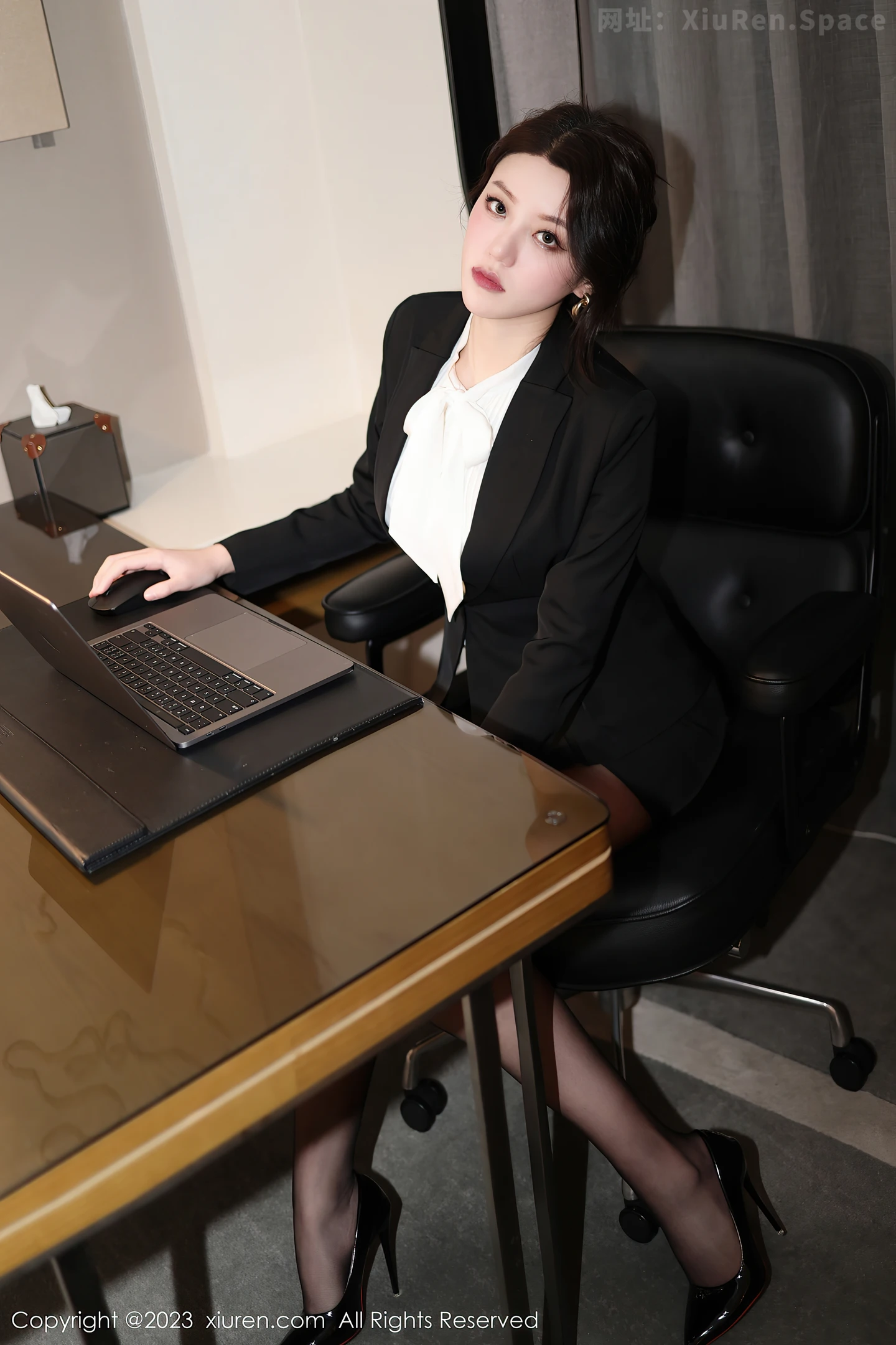 图片[4]-[XiuRen秀人网]2023.02.28 VOL.6332 桐桐 黑色透视衬衫短裙与红色蕾丝内衣加黑丝美腿性感私房写真集-秀人网官方网站